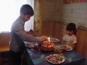 Раньше Федя только задувал свечки на торте, в этом году впервые - сам зажигает.