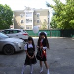 Таня с Женей у дома